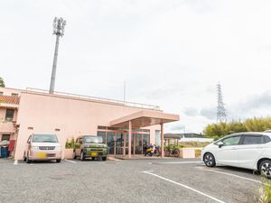 駐車場のある建物外観