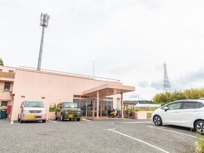 駐車場のある建物外観