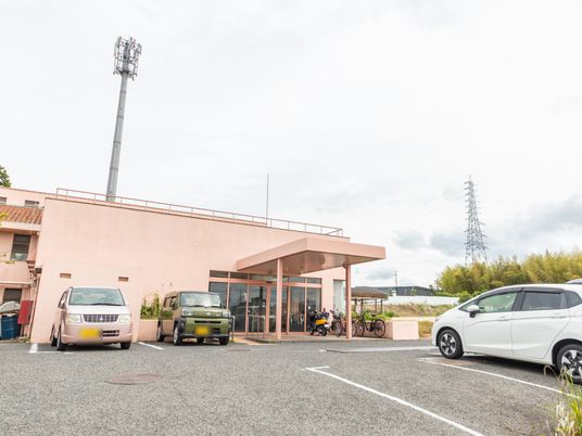 駐車場のある建物外観