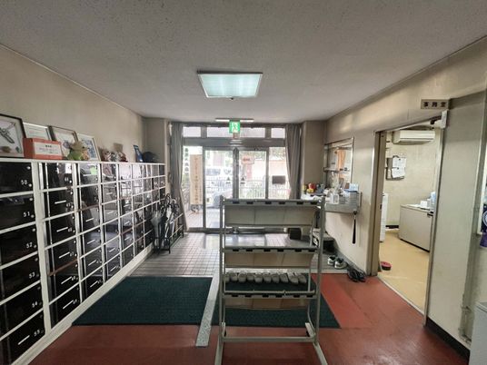 開放的なエントランス