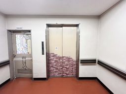 閉じた状態のエレベーター