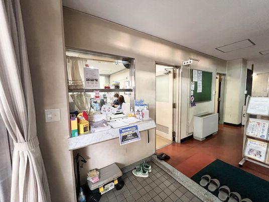 受付の様子の廊下  