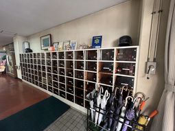 傘立てのある廊下