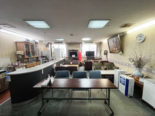 広々としたラウンジ