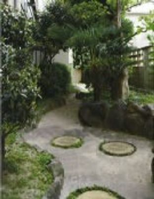 穏やかな散策路の庭