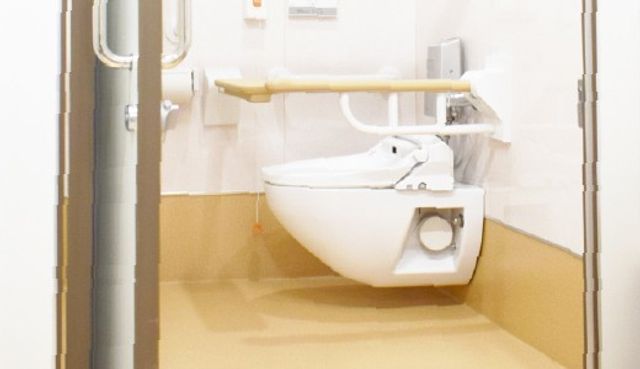 広いトイレ トイレ 手すりが設置された広々としたトイレです。安全性に配慮し、快適にご利用いただけます。
