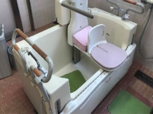 介助用浴槽のある浴室  
