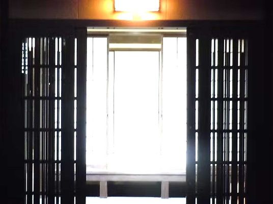 明るい廊下先の窓  
