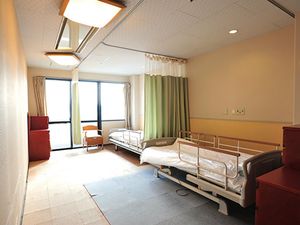 明るい居室のベッド配置  