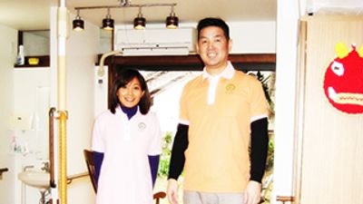 笑顔のスタッフが立つ居室