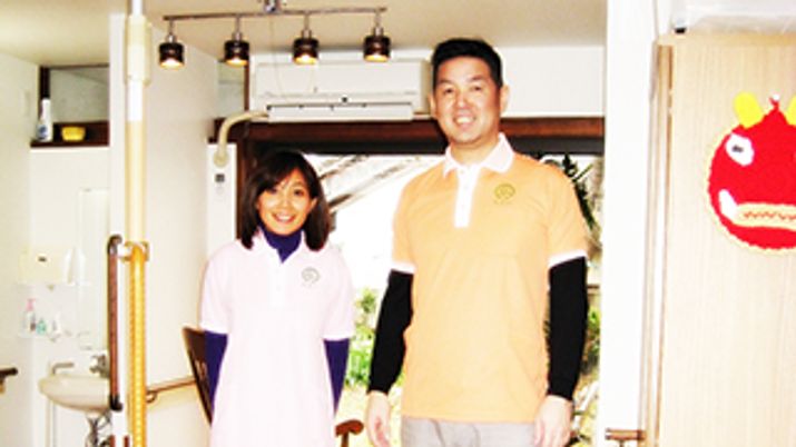 笑顔のスタッフが立つ居室