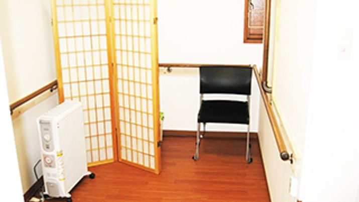 椅子と仕切りのある居室