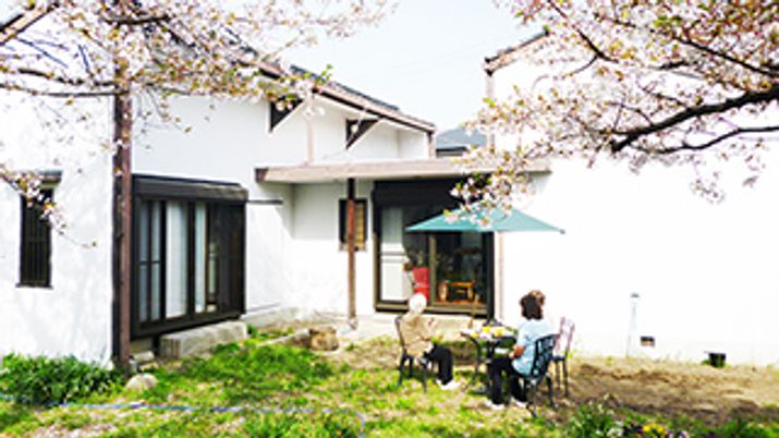 広い庭で憩うシーン