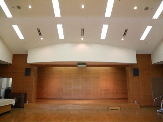 多目的室の内部 多目的室 広々とした空間が特徴の多目的室です。会議やイベントに最適な環境が整っています。