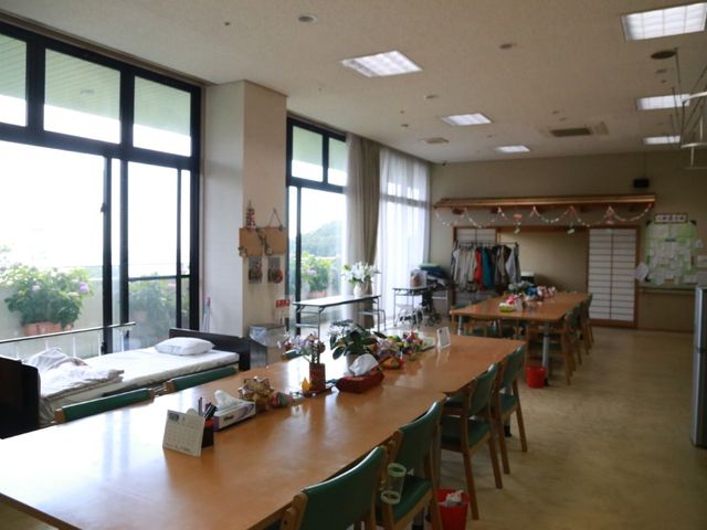 自然光が注ぐ部屋 ラウンジ 自然光がたっぷりと差し込むラウンジです。広いテーブルでは交流が楽しめます。