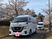 送迎車と桜並木の外観  