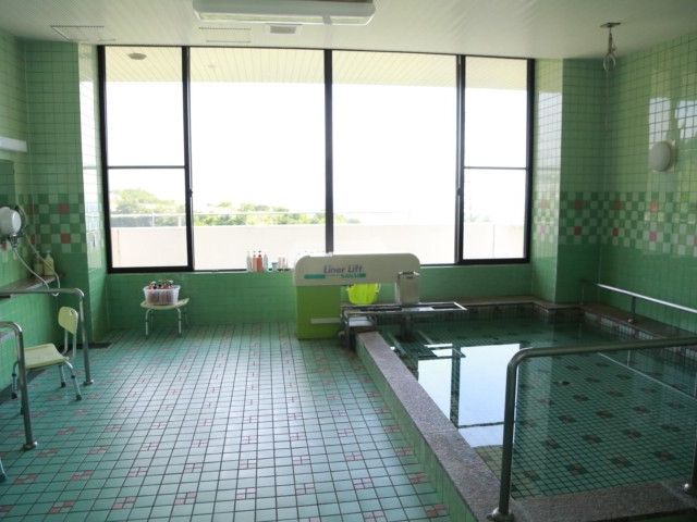明るい浴室 浴室 窓から自然光が差し込む明るい空間です。リフト付きの浴槽があり、安全な入浴が可能です。