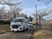 送迎車と桜並木の外観  