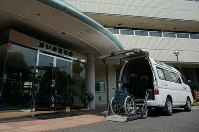 施設入口の送迎車