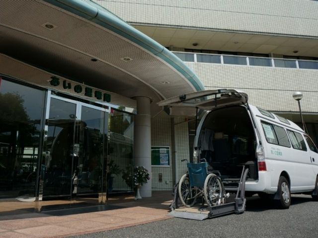 施設入口の送迎車 エントランス エントランス前には車椅子に対応した送迎バスがありますので、安全にご利用いただけます。