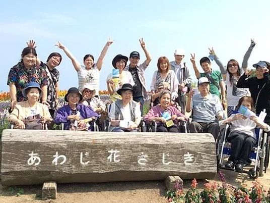 看板と笑顔の人々