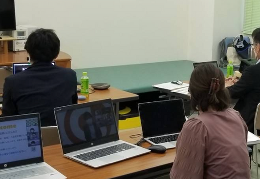 パソコンを使う様子の室内