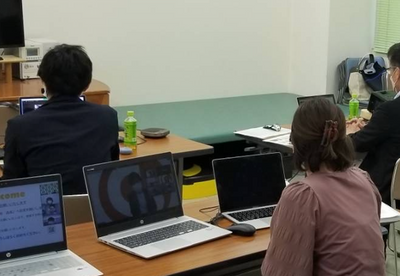 パソコンを使う様子の室内