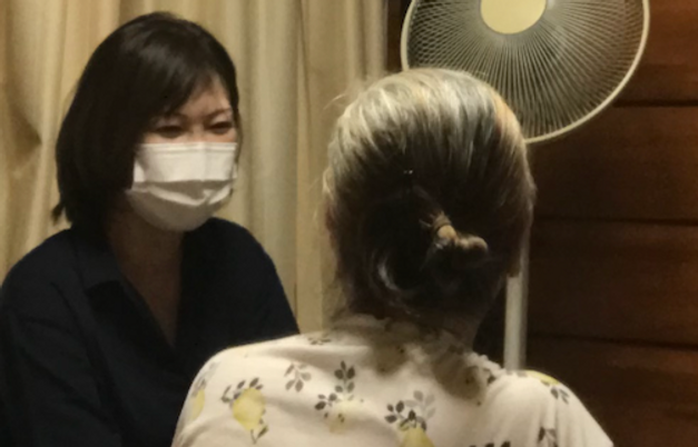 会話中のスタッフと利用者