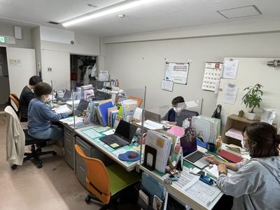 スタッフが働く事務室