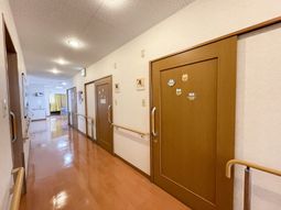 明るい廊下の風景