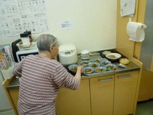 高齢者とキッチンカウンター