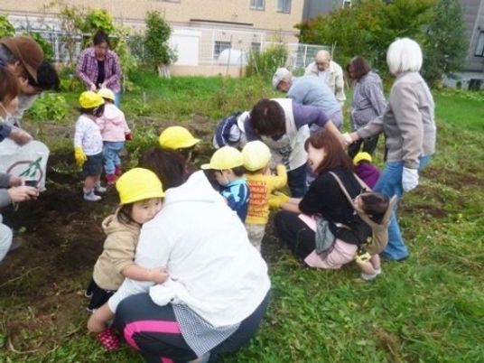 子供と高齢者の園芸活動