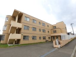 ベージュ色の建物外観