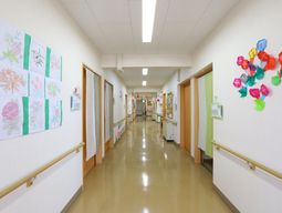 廊下に飾られた絵画と折り紙