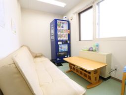 休憩室のソファとテーブル