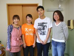 笑顔のスタッフ４人