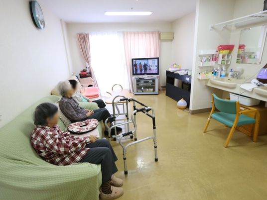 居室に集う人々
