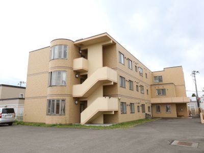 ベージュの建物外観
