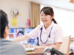 笑顔で対応するスタッフ