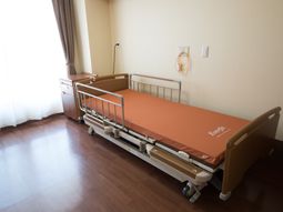 安全なベッドと広い窓の居室