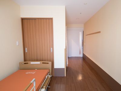 居室のベッドと廊下