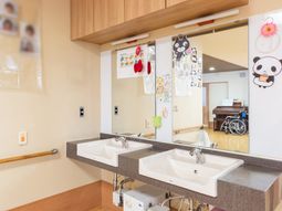 明るい洗面所と映る車椅子