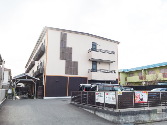 施設のきれいな外観 外観 ゆとりある敷地に建つ、モダンなデザインの建物です。清潔感があり、訪れる人を温かく迎えてくれる雰囲気があります。