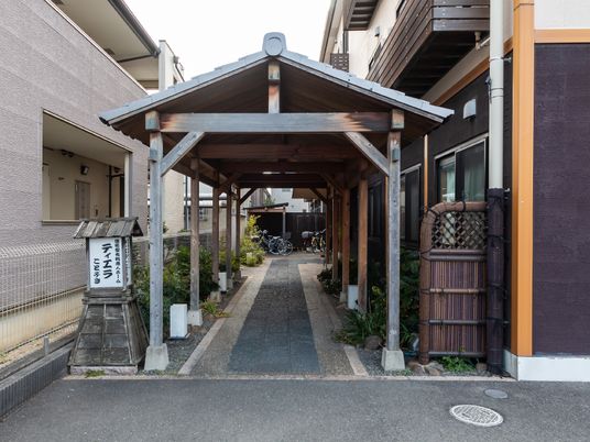 木製エントランスの外観