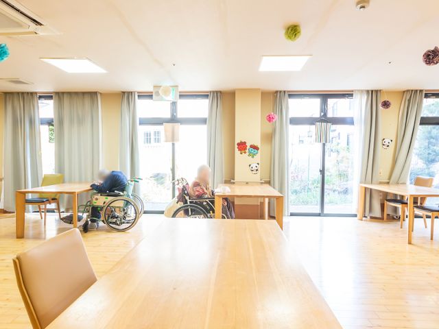 リビングの様子 共有スペース ゆったりとした明るいラウンジでは、窓から自然光が差し込み、くつろぎながら季節の変化を感じられます。