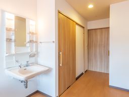 洗面台付きの明るい廊下