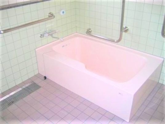 手すり付きバスタブ