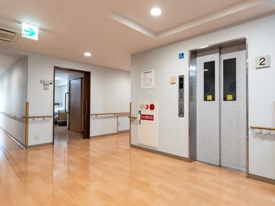 床と電梯のある廊下