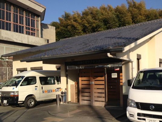施設の外観と送迎車  