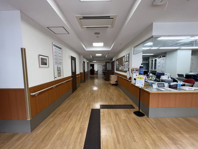 広々とした廊下 廊下 広い廊下には手すりが設置され、移動しやすい環境が整っています。収納スペースも充実していますので、利用者の方々にとって快適に過ごせます。
